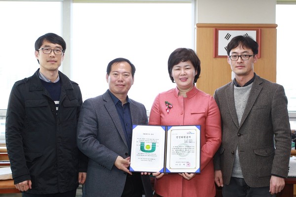 ▲ 백춘희 대전시부시장(왼쪽 세번째)이 한국사회복지사협회 평생회원에 가입한 뒤 기념촬영하고 있다.ⓒ대전시