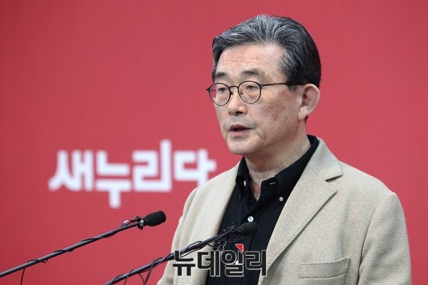 ▲ 16일 당사에서 기자회견을 하고 있는 이한구 새누리당 공천관리위원장.ⓒ뉴데일리 이종현 기자