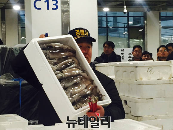 ▲ 노량진 수산물 도매시장이 16일 새벽 1시 현대화 시장에서의 첫 경매를 시작으로 개장을 알린 가운데 경매사가 경매를 진행하고 있다. ⓒ 뉴데일리 김희진 기자