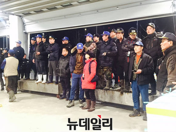 ▲ 노량진 수산물 도매시장이 16일 새벽 1시 현대화 시장에서의 첫 경매를 시작으로 개장을 알린 가운데 경매참가자들이 경매를 참관하고 있다. ⓒ 뉴데일리 김희진 기자