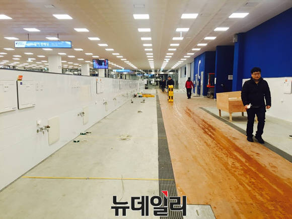 ▲ 노량진 수산물 도매시장이 16일 새벽 1시 현대화 시장에서의 첫 경매를 시작으로 개장을 알린 가운데 경매장 옆 판매장이 텅 비어있다. ⓒ 뉴데일리 김희진 기자