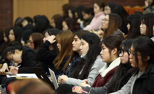 ▲ 15일 서울 노원구 서울여자대학교에서 진행된 교양교과목 '국제 매너를 갖춘 대학 지성인'에서 학생들이 전혜정 서울여대 총장의 강연을 듣고 있다. ⓒ서울여대