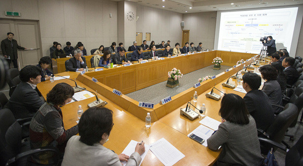 ▲ 이 자리에는 이재율 경기도 행정1부지사를 비롯한 경기도청 관련 실국장과 서남철 경기도교육청 안전지원국장, 유진형 경기지방경찰청 2부장, 김미호 경기도아동보호전문기관장, 가천대 안재진 사회복지학과장 등 전문가와 지역아동센터장, 아동일시보호소장, 일선 학교 교육복지사, 수원, 평택, 부천, 여주시 등 학대아동 관련 현장 담당자들이 함께 했다.  ⓒ경기도