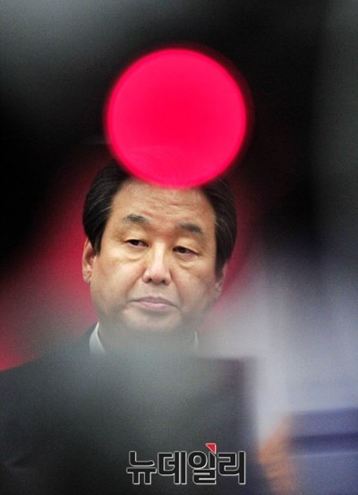 ▲ 새누리당 유승민 의원과 이재오 의원 등이 국회에서 한자리에 모여 대화하는 모습.ⓒ뉴데일리DB