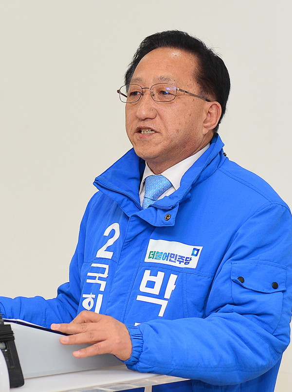 ▲ 박한규 더불어민주당 예비후보(제천단양)가 기자회견을 하고 있다ⓒ제천시