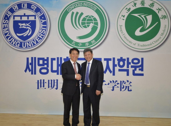▲ 유신아 중국 강서중의대 원장(오른쪽)이 세명대에 중의약 전문서적을 전달하고 기념촬영을 가졌다ⓒ세명대학교