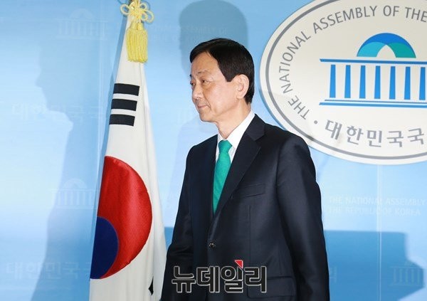 ▲ 진영 의원이 17일 서울 여의도 국회 정론관에서 기자회견을 열고 새누리당 탈당 선언을 하고 있다.ⓒ이종현 기자