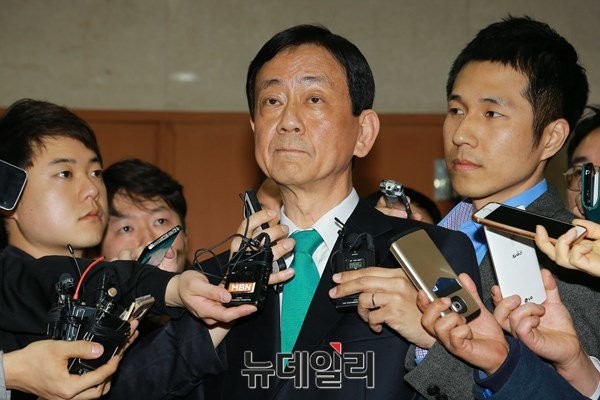 ▲ 진영 의원이 17일 서울 여의도 국회 정론관에서 기자회견을 열고 새누리당 탈당 선언을 하고 있다.ⓒ이종현 기자