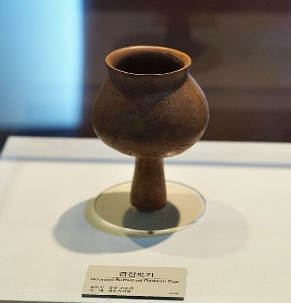 ▲ 충주 조동리 선사유적지에서 출토된 '굽잔토기'ⓒ충주시