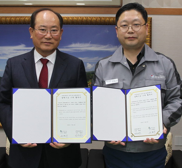 ▲ 류한우 단양군수(왼쪽)와 박문석 대표가 장학기금 기탁 협약을 맺고 있다ⓒ단양군