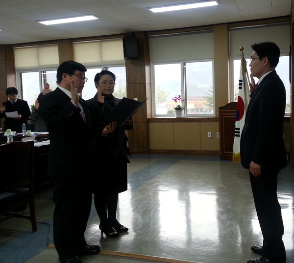 ▲ 단양교육지원청 산하 각 학교 교장들이 청렴다짐 선서를 하고 있다ⓒ단양교육지원청