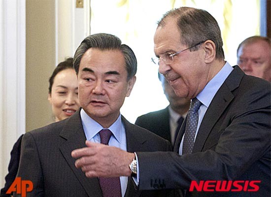▲ 왕 이 中공산당 외교부장과 세르게이 라브로프 러시아 외무장관이 지난 11일(현지시간) 러시아 모스크바에서 만났다. 두 외교장관은 "사드의 한반도 배치에 반대한다"는 입장을 공동으로 내놨다. ⓒ뉴시스-AP. 무단전재 및 재배포 금지.