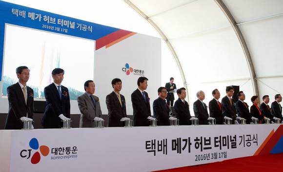 ▲ 손경식 CJ그룹 회장(왼쪽 여덟번째)과 남경필 경기도지사(왼쪽 일곱번째), 노철래 새누리당 국회의원(경기 광주), 천동현 경기도의회 부의장, 조억동 광주시장 등 내외빈들이 발파식 행사를 갖고 있다.ⓒCJ대한통운