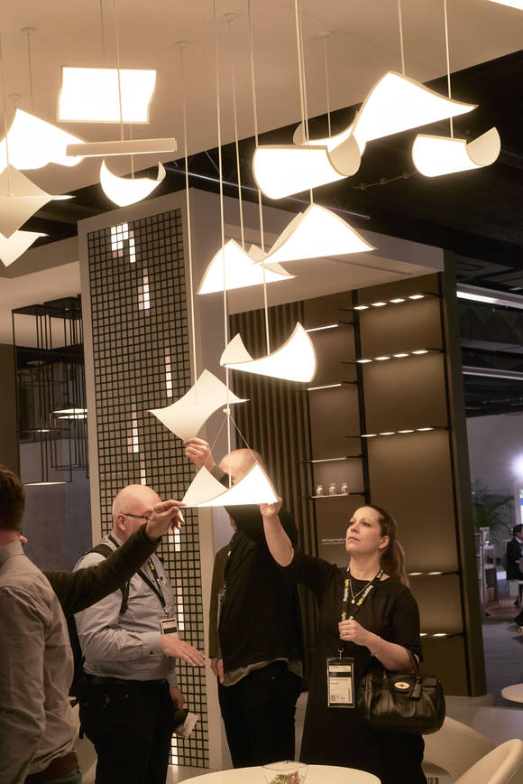 ▲ 독일에서 열린 '조명 및 건축 박람회 2016'에서 플렉서블 OLED 조명을 구경하고 있는 관람객들 모습. ⓒLG디스플레이