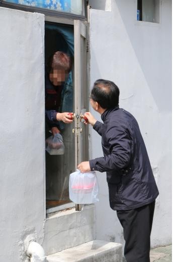 ▲ 김부겸 후보가 수성구 관내 독거노인 가구를 찾아 도시락배달 봉사활동을 펼치고 있다.ⓒ김 후보 측 제공