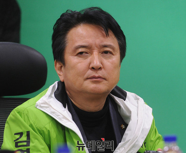 ▲ 국민의당 김영환 인재영입위원장은 18일 최고위원회의에서, 최근 새누리당을 탈당한 진영 의원의 더민주 입당설과 관련해 그런 일은 없을 것이라고 자신했다. 아울러 국민의당에서도 영입 노력을 계속하고 있음을 시사했다. ⓒ뉴데일리 정재훈 기자