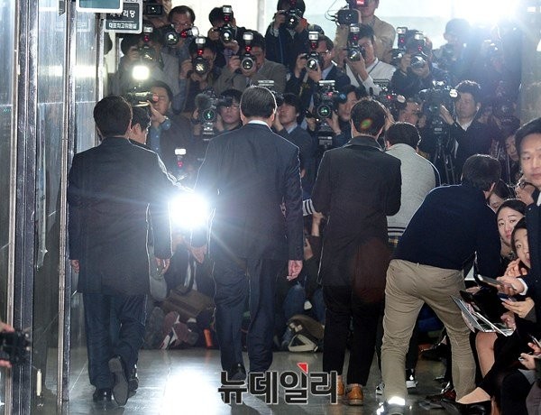 ▲ 새누리당 김무성 대표가 18일 최고위원회의 참석을 위해 회의실로 들어가고 있다.ⓒ뉴데일리 이종현 기자