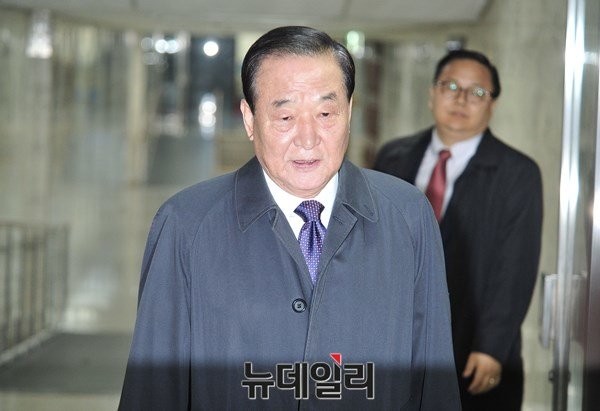 ▲ 새누리당 서청원 최고위원이 18일 최고위원회의 참석을 위해 회의실로 들어가고 있다.ⓒ뉴데일리 이종현 기자