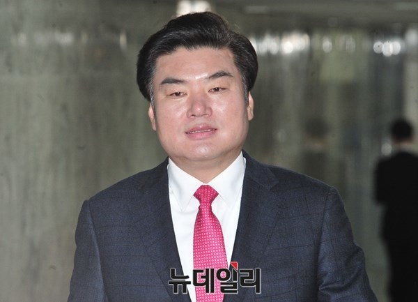 ▲ 새누리당 원유철 원내대표가 18일 최고위원회의 참석을 위해 회의실로 들어가고 있다.ⓒ뉴데일리 이종현 기자