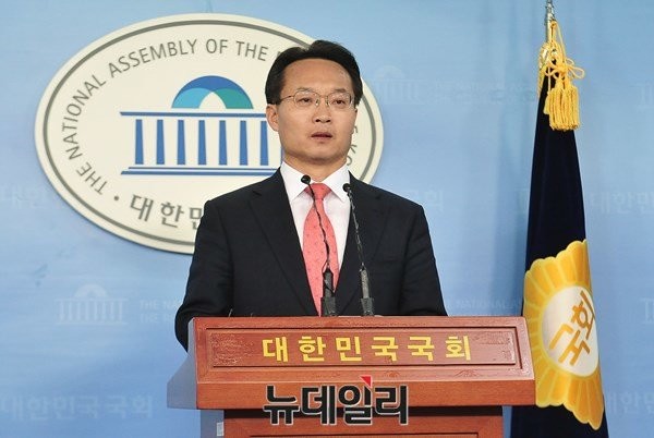 ▲ 새누리당 조해진 의원이 18일 국회 정론관에서 탈당 및 무소속 출마를 선언하고 있다.ⓒ뉴데일리 이종현 기자