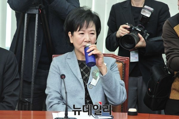 ▲ 더불어민주당 손혜원 홍보위워장이 18일 비상대책위원회-선거대책위원회 연석회의에 참석해 물을 마시고 있다. 그는 오는 20대 총선에서 정청래 의원의 지역구인 마포을에 더민주 후보로 공천 받았다. ⓒ뉴데일리 이종현 기자