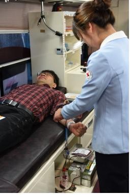 ▲ 대구도시공사 한 직원이 18일 공사에서 직접 헌혈을 하고 있다.ⓒ대구도시공사 제공