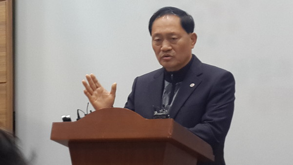 ▲ 더불어민주당 이종윤 예비후보(청주 청원)가 18일 비대위의 재심에서도 탈락한 후 이에 반발하는 기자회견을 열고 있다.ⓒ김종혁 기자