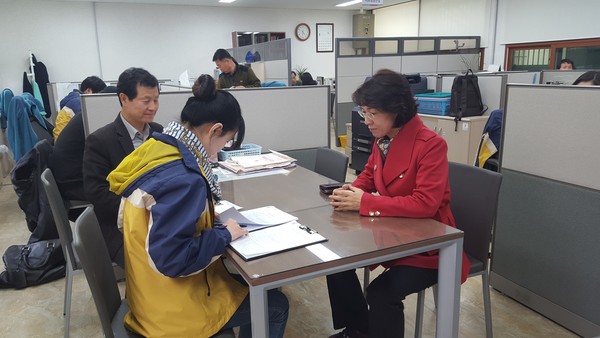 ▲ 이인선 예비후보(오른쪽)가 18일 대구 수성구선관위에 수성을 예비후보 등록을 하고 있다.ⓒ이 후보 측 제공