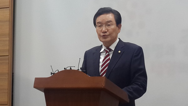 ▲ 더불어민주당 변재일 예비후보(청주 청원구)가 18일 단수공천 확정 후기자회견을 열고 있다.ⓒ김종혁 기자