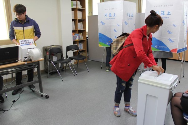 ▲ 경산시는 건강가정․다문화가족지원센터에서 경산시선거관리위원회와 연계해 결혼이민자 20여명과 함께 ‘다문화가족 선거체험’을 실시했다. ⓒ경산시 제공