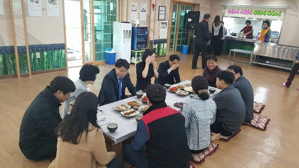 ▲ 개실마을을 찾은 방문단 일행이 환담을 나누고 있다. ⓒ고령군 제공