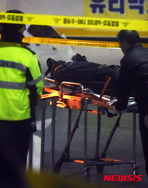 ▲ 예비군 훈련을 마치고 귀가 도중 실종된 신원창씨(29)의 시신이 발견된 17일 오후 경기도 성남시 오리역 인근 한 상가 주차장에서 장례식장 관계자가 시신을 운반하고 있다.  ⓒ 뉴시스