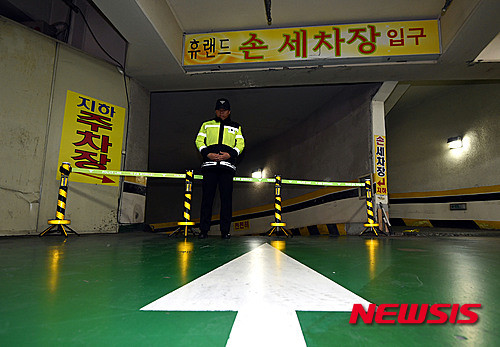 ▲ 예비군 훈련을 마치고 귀가하던 신원창씨(29)로 추정되는 시신이 발견된 것으로 알려진 17일 오후 경기도 성남시 오리역 인근 한 상가 지하 주차장으로 들어가는 통로를 경찰이 통제하고 있다.  ⓒ 뉴시스