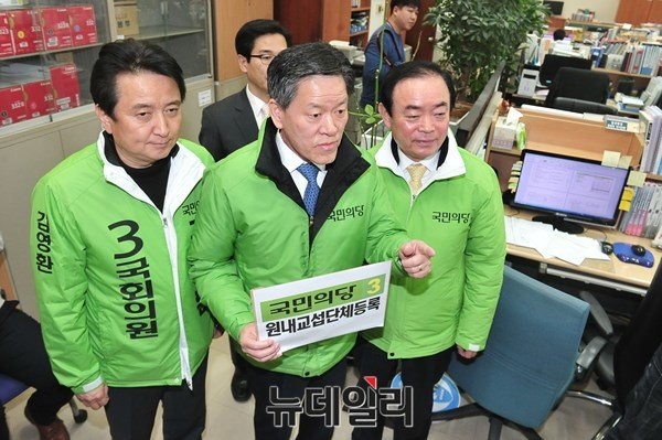 ▲ 국민의당 주승용 원내대표와 김영환 인재영입위원장, 장병완 정책위의장이 18일 오전 국회 의사과에 원내교섭단체 등록 서류를 갖고 들어오고 있다. ⓒ뉴데일리 이종현 기자