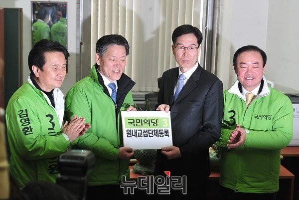 ▲ 국민의당 주승용 원내대표와 김영환 인재영입위원장, 장병완 정책위의장이 18일 오전 국회 의사과를 찾아 원내교섭단체 등록 서류를 접수하고 있다. ⓒ뉴데일리 이종현 기자