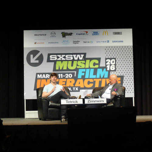 ▲ Andrew Zimmern과 Josh Tetrick이 좀 더 정의로운 식량 체계란 어떤 것이며, 변화를 위한 플랫폼을 구축하는 데 있어 자본주의와 공동정책, 맛 좋은 음식이 어떤 역할을 할 수 있는지 이야기하는 모습 ⓒ뉴데일리경제