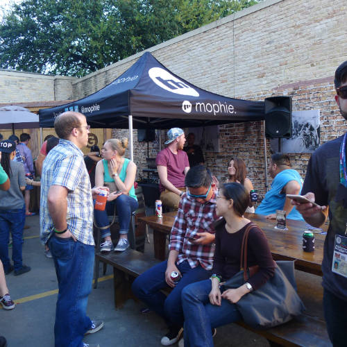 ▲ 배터리가 닳아가는 다급한 상황의 조난자에게 '인명구조견'인 세인트버나드가 충전기를 목에 걸고 구세주처럼 나타나는 휴대폰 액세서리 회사 '모피'의 SXSW 현장 구조 캠페인 ⓒ뉴데일리경제