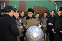 ▲ 김정은이 핵탄두를 소영화한 것이라며 공개한 정체불명의 무기.