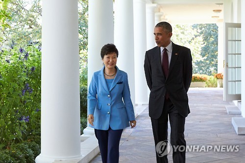 ▲ 방미한 박근혜 대통령이 백악관에서 오바마 미국대통령과 대화를 나누며 걷고 있다.(연합뉴스)