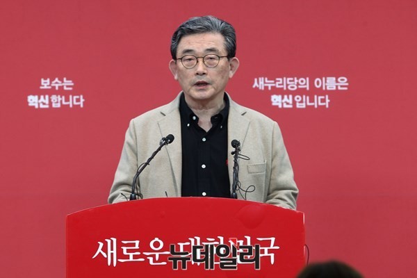 ▲ 새누리당 이한구 공천관리위원장이 지난 16일 오후 서울 여의도 당사에서 기자회견을 갖고 공천결과를 발표하고 있는 모습.ⓒ뉴데일리