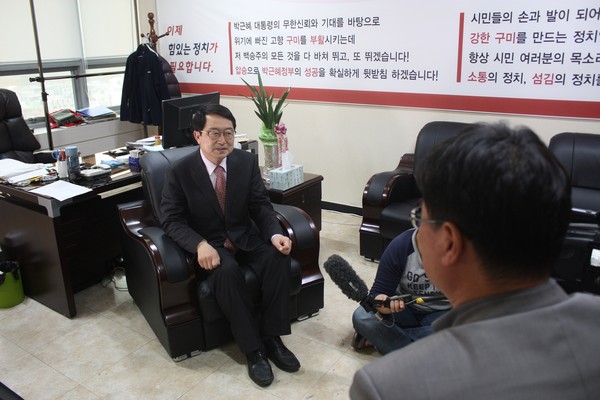 ▲ 경북 구미갑 새누리당 후보로 결정된 백승주 전 국방부 차관이 지난 17일 선거사무소에서 NHK 방송 녹화를 통해 북한의 현 상태 등 북한 실상에 대한 인터뷰를 가지고 있다.ⓒ백 후보 제공