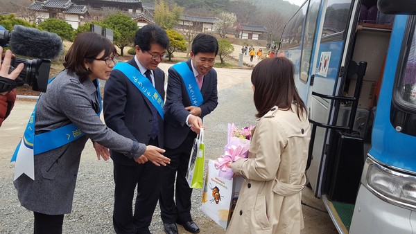 ▲ 경북도 공무원들이 셔틀버스에서 내리는 일본관광객을 친절하게 맞이하고 있다.ⓒ경북도 제공