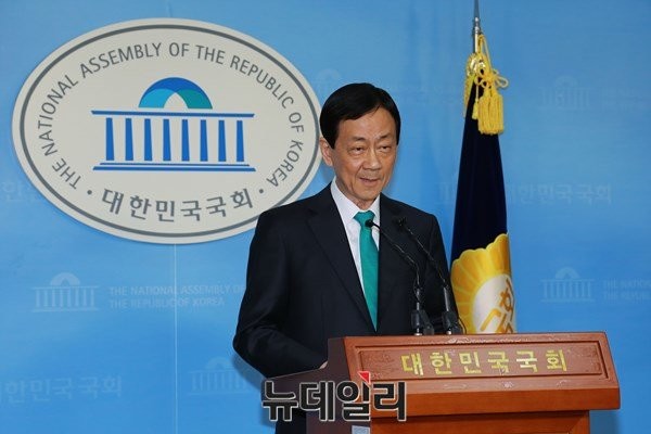 ▲ 새누리당 소속으로 서울 용산에서 3선을 지낸 진영 의원이 결국 20일 더불어민주당으로 이적을 결정했다. 진영 의원은 초심의 정치로 달려가겠다고 말했다. ⓒ뉴데일리 이종현 기자