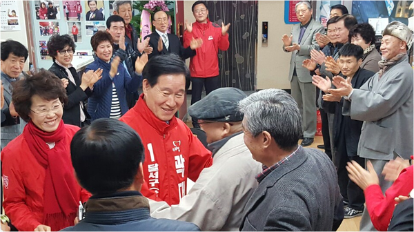 ▲ 곽대훈 대구 달서갑 후보가 지난 19일 선거사무소에서 지지자들로 부터 새누리당 후보 확정과 관련해 축하인사를 나누고 있다.ⓒ곽 후보 제공