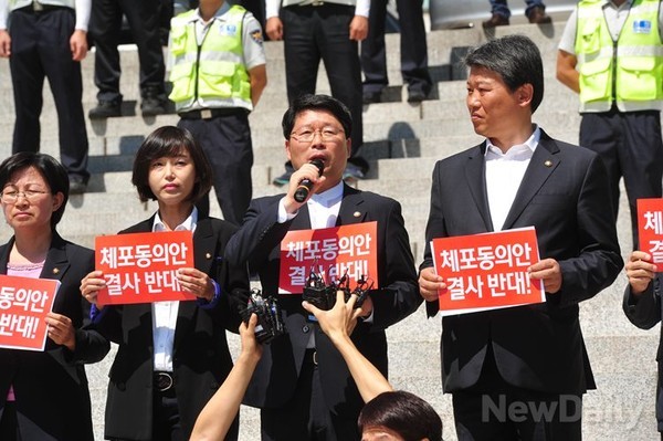 20일 기자회견을 열고 민중연합당에 입당하는 구 통진당 소속 김재연 전 의원(왼쪽에서 두 번째)과 김선동 전 의원(맨 오른쪽). ⓒ뉴데일리 이종현 기자