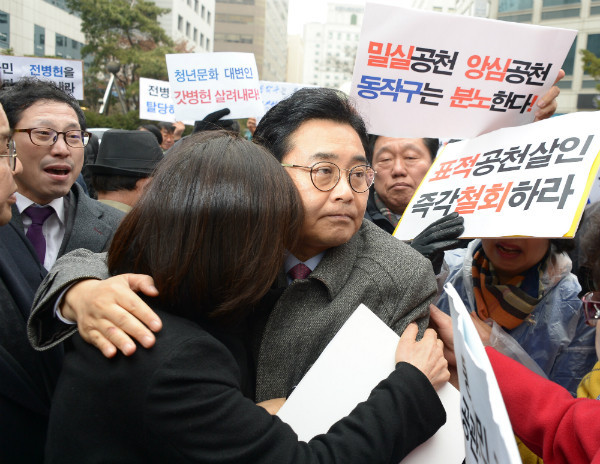 ▲ 전병헌 전 최고위원이 서울 여의도 더불어민주당 당사 앞에서 공천 학살에 항의하는 동작갑 지역 지지자들과 포옹하고 있다. ⓒ뉴시스 사진DB