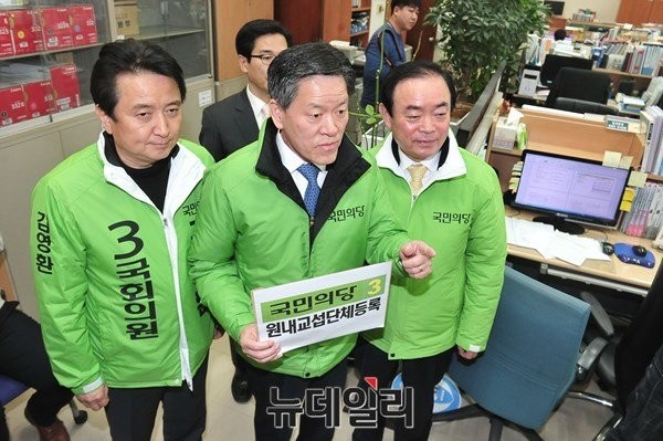 ▲ 국민의당 주승용 원내대표와 김영환 인재영입위원장, 장병완 정책위의장이 18일 오전 국회 의사과에 원내교섭단체 등록 서류를 갖고 들어오고 있다. ⓒ뉴데일리 이종현 기자