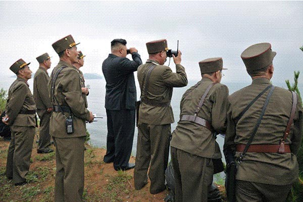 ▲ 과거 서해상에서 벌인 상륙훈련을 지켜보는 김정은. ⓒ北선전매체 화면캡쳐