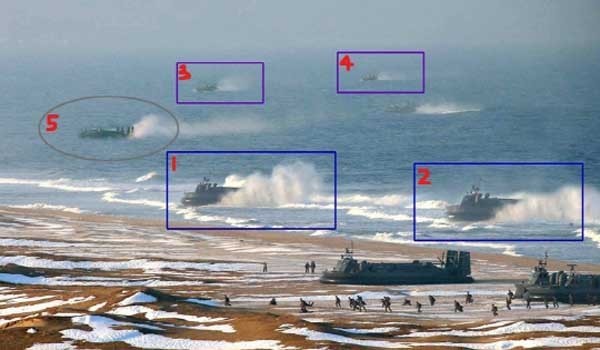 ▲ 2013년 3월 북한이 "동해안에서 대규모 상륙작전을 실시했다"며 공개한 공기부양정 훈련 사진. 이후 전문가들에 의해 '뽀샵 사진(포토샵으로 조작한 사진)'이라는 게 밝혀지면서 국제적인 망신을 당했다. ⓒ北선전매체 화면캡쳐-뉴데일리 DB
