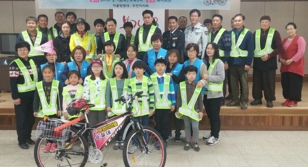 ▲ 사진은 부강면 문화복지회관서 열린 ‘안심마을 자전거 순찰대’ 발대식서 기념촬영을 하고 있다.ⓒ세종시